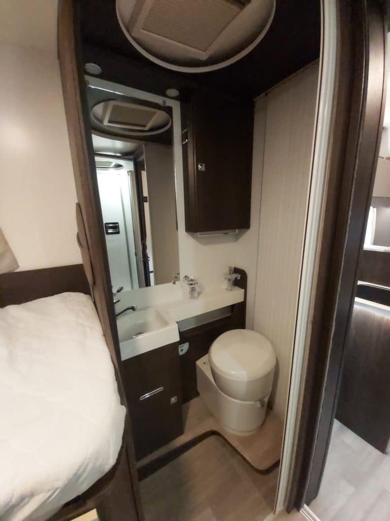 baño con lavabo e inodoro
